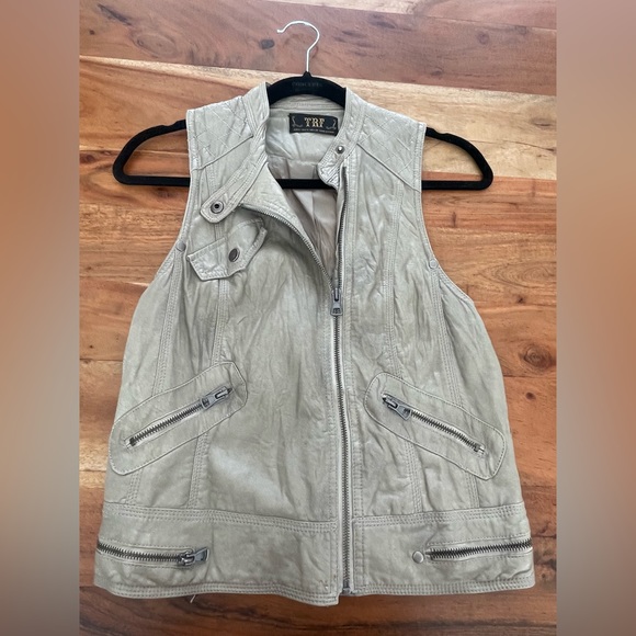 Vest - Picture 3 of 4